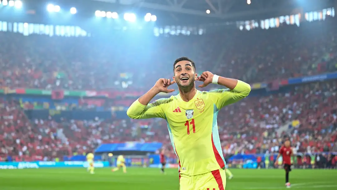 italia lolos runner up